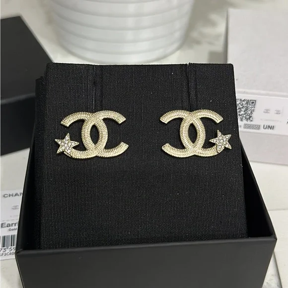 ❌ SOLD ❌ CHANEL 23B Large CC Stud Earrings - Picture 2 of 5